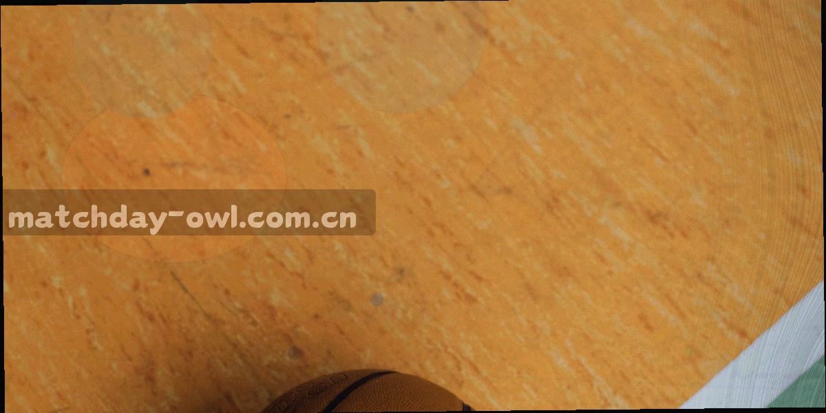 球员剪影在更衣室内分析战术